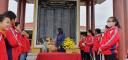 Dâng hương tại đài tưởng niệm Phường Hưng Đạo.1.jpg - 