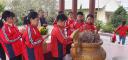 Dâng hương tại đài tưởng niệm Phường Hưng Đạo.6.jpg - 