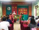 dong chi Lien tang qua luu niem nhà truong.jpg - 