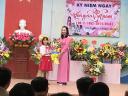 hoc sinh tang hoa chuc mung.jpg - 