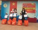 Co Nguyen thi Minh thi tang qua.JPG - 