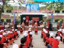 Hội PH lớp 4 tặng hoa chúc mừng nhà trường.jpg - 