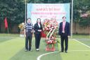 ong Ngoãn tặng hoa.JPG - 